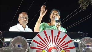 எனக்கு கண்ணில்தான் கோளாறு.. ஆனால் முதல்வரே நீங்கள் தமிழகத்திற்கே கோளாறு.. கனிமொழி தடாலடி! 