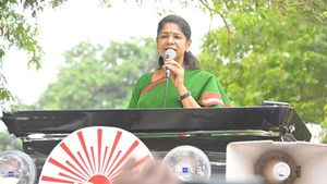 போடுங்கம்மா ஓட்டு.. .டிரம்ஸ் அடித்து... நெசவு நெய்து ... வாக்கு சேகரித்த கனிமொழி எம்.பி! 