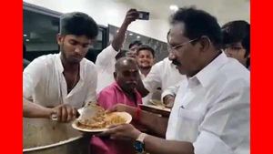 கையில் பிரியாணி தட்டுடன் நடந்து கொண்டிருந்த செல்லூர் ராஜு.. அப்படியே மிரண்டு பார்த்த தொண்டர்கள்