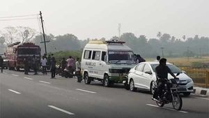 தாராபுரம் மேம்பாலத்தின் அடியில் கிடந்த சாக்கு மூட்டை.. திறந்தால் பயங்கரம்! அதிர்ந்த போலீஸ் 