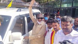 தாளவாடியை கர்நாடகா உடன் இணைக்க வலியுறுத்தி கன்னட அமைப்பினர் தமிழக எல்லையில் போராட்டம் 