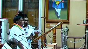 டி20 மேட்ச்சை டெஸ்ட் போட்டியாக மாற்றிய நாராயணசாமி.. விடாமல் பேசியதால்.. எதிர்க்கட்சியினர் டென்ஷன்! 