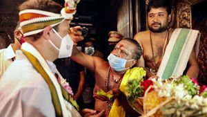 பரிவட்டம் கட்டி... நெல்லையப்பர் கோவிலில் பரவசத்துடன் சுவாமி தரிசனம் செய்த ராகுல் காந்தி 
