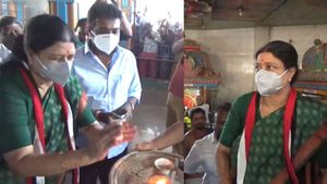 அதிமுக துண்டுடன் ஒசூர் கோயிலில் சசிகலா வழிபாடு.. கொடியை பறித்தாச்சு.. துண்டை என்ன செய்ய முடியும்? 