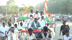 பாஜக.,வுக்கு எதிராக போராட்டம்... மாட்டுவண்டி ஓட்டிய புதுச்சேரி முதல்வர் நாராயணசாமி 