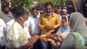 திருமண நிகழ்ச்சி- உற்சாக வரவேற்பு- எடப்பாடி கோட்டையில் வெள்ளோட்டம் பார்க்கிறாரா ஓபிஎஸ்? 
