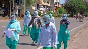  மகாராஷ்டிராவில் ஒரே நாளில் 6 ஆயிரம் பேருக்கு கொரோனா.. 3 மாவட்டங்களில் கடுமையான லாக்டவுன் அமல் 