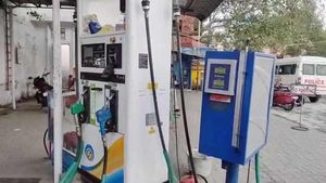 பெட்ரோலுடன் தண்ணீரை கலந்த பங்க் ஊழியர்கள்? நடுவழியில் நின்ற வாகனங்கள்.. உரிமையாளர்கள் வாக்குவாதம்