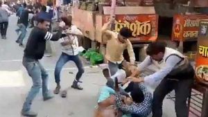 அடேங்கப்பா.. என்னா அடி.. நடுரோட்டில் தாறுமாறாக அடித்துக் கொண்ட கடைக்காரர்கள்.. வைரல் வீடியோ! 