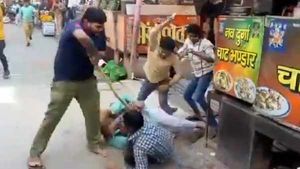 உத்தரபிரதேசம்: கடைக்கு வாடிக்கையாளர்களை அழைப்பதில் போட்டி... கடைக்காரர்கள் அடிதடி - 8 பேர் கைது 