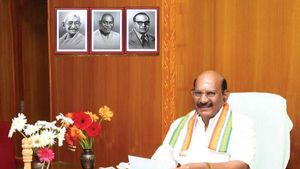 அமித்ஷா முன்னிலையில் பாஜகவில் இணைந்த சகோதரர்..புதுவை சபாநாயகர் சிவக்கொழுந்து திடீர் ராஜினாமா 