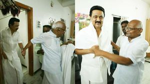 ஸ்டாலினை கையைப்பிடித்து உரிமையோடு வீட்டுக்கு இழுத்துச் சென்ற பத்தமடை பரமசிவம்.. அம்பையில் நெகிழ்ச்சி 