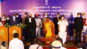 நாராயணசாமி அரசு தப்புமா? பெரும்பான்மையை நிரூபிக்க துணை நிலை ஆளுநர் தமிழிசை சவுந்தரராஜன் உத்தரவு 