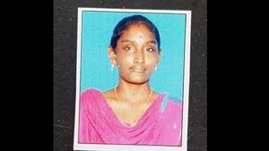 டைபாய்டு காய்ச்சலால் பாதிக்கப்பட்ட மகள்.. பேய் பிடித்ததாக நம்பி பேயோட்டும் பூஜை.. உயிரைவிட்ட தாரணி! 