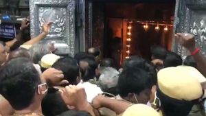 ராமேஸ்வரம் ராமநாதஸ்வாமி கோயில் கருவறைக்குள் சிறப்பு பூஜை.. தடுத்து நிறுத்தப்பட்டார் ஸ்ரீவிஜயேந்திரர்