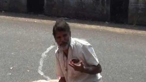 'தயவு செய்து எழுந்திருமா', விபத்தில் பலியான மனைவியின் சடலத்துடன் நடுரோட்டில் கணவர் பாச போராட்டம் 