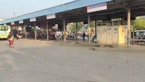 கோவையில் பஸ் ஸ்டிரைக்.. 2வது நாளாக 60 சதவீத பஸ்கள் இயங்கவில்லை.. காத்திருந்து தவிக்கும் மக்கள்! 