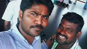 அப்பதான் கோர்ட்டை விட்டு வெளியே வந்தனர்.. விரட்டி விரட்டி.. சாக்கடையில்.. கொல்லப்பட்ட 2 குற்றவாளிகள்