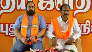 புதுச்சேரியில் பாயும் பாஜக.. தமிழகத்தில் பம்முகிறதே கவனித்தீர்களா.. ஏன்.. என்னாச்சு? 