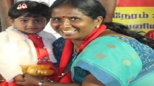 அடடே.. உண்டியலில் சேமித்த ரூ.1,000-ஐ  மார்க்சிஸ்ட் வேட்பாளருக்கு வழங்கிய 4 வயது குட்டி பாப்பா! 