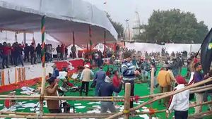 விவசாயிகள் போராட்டம்.. மின் கம்பங்களை கூட அனுமதிக்காத கிராம மக்கள்.. அரசு பணிகளுக்கு எதிர்ப்பு 