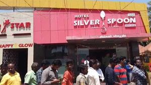 5 காசு, 10 காசு கொடுங்க.. காரைக்குடி பிரியாணியை பிடிங்க.. அதிரடி ஆஃபரால் குதுகலமாக கூடிய மக்கள்! 