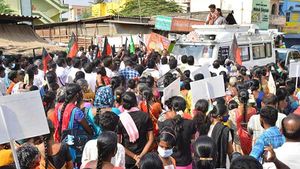 முதுகெலும்பு இல்லாத அதிமுக.. இந்தியை திணிக்கும் பாஜக.. போட்டு தாக்கும் கனிமொழி