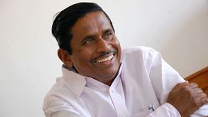 முதல்வர் எடப்பாடி பழனிச்சாமி முன்னிலையில்.. அதிமுகவில் சேர்ந்தார் திமுக சின்னச்சாமி! 