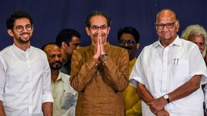 அமைச்சர் மீது போலீஸ் குற்றச்சாட்டு: மகாராஷ்டிராவில் சிவசேனா- தேசியவாத காங்கிரஸ் கூட்டணியில் பிளவு! 