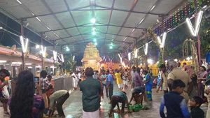 மண்டைக்காடு பகவதி அம்மன் கோவிலில் பெரிய சக்கர தீவட்டி ஊர்வலம் - இன்று ஒடுக்குபூஜை 