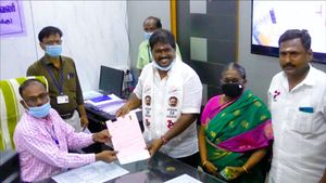 தாயுடன் வந்து வேட்பு மனுதாக்கல்..  கையோடு உடல் உறுப்புகளை தானம் செய்த மநீம வேட்பாளர் 