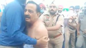 பாஜக எம்எல்ஏவை... அடித்து துவைத்த பஞ்சாப் விவசாயிகள்... அரசியல் கட்சிகள் கண்டனம்.. வைரல் வீடியோ