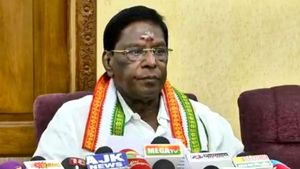 சோனியா கூட சொன்னார்.. ஆனால் கட்சி பணி இருக்கிறதால போட்டியிடவில்லை - நாராயணசாமியின் புது விளக்கம்! 