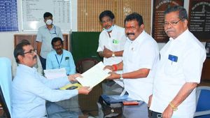 எனக்கு எதிரா சதி பண்றாங்க... புதுச்சேரியில் ஓம்சக்தி சேகரையும் கதற வச்சிட்டாங்களே! 