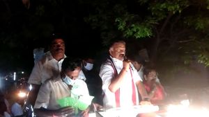  பழிவாங்கிய வேன்.. வியர்த்துக்கொட்டிய டிரைவர்.. 'அக்மார்க்' சிரிப்புடன் சமாளித்த ஓ.பி.எஸ்!