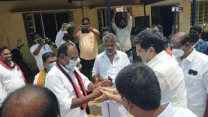  களத்தில் மோதல்.. நேரில் பாசம்.. வேட்பாளர்கள்-னா இப்படி இருக்கணும்! கொடுத்து வச்ச மக்கள்
