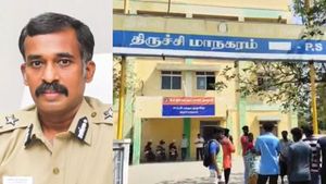 திருச்சியில் ஷாக்.. போலீசாருக்கு பணம் பட்டுவாடா.. இன்ஸ்பெக்டர் உள்பட 4 பேர் சஸ்பெண்ட் 