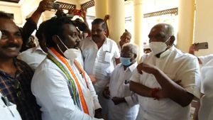  சினிமாவில் 'ஜாலி பார்ட்டி'.. நிஜத்தில் 'சீரியஸ்'... ரசிக்க வைத்த விஜய் வசந்த் - பொன்னர் 'மீட்' 