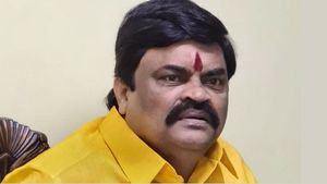  அமமுக பற்றி கேள்வி கேட்டால் சப்பென்று அடிச்சிடுவேன் - செய்தியாளர்களை மிரட்டிய ராஜேந்திரபாலாஜி 
