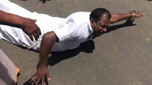 ராமநாதபுரத்தை பாஜகவிற்கு தூக்கி கொடுத்த அதிமுக.. சாலையில் படுத்து உருண்டு போராடி அதிமுகவினர் ஆவேசம்!