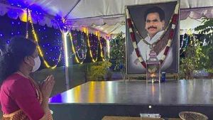 கணவர் ம. நடராஜனின் 3-ம் ஆண்டு நினைவு நாள்- நினைவிடத்தில் சசிகலா கண்ணீர் அஞ்சலி 