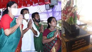 'நன்றியும் நட்பும் மறவோம்'.. பார்த்ததும் அப்படியே உருகிப்போன சசிகலா.. தஞ்சையில் நெகிழ்ச்சி 