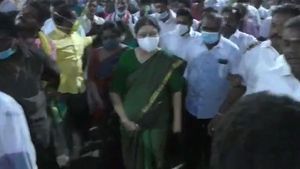 மதுரை மீனாட்சியை தரிசித்த சசிகலா... 3 முதல்வர்களை உருவாக்கிய தியாகத்தலைவி என முழக்கமிட்ட தொண்டர்கள் 