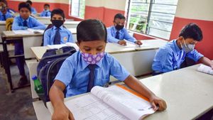 புதுச்சேரியில் 1ஆம் வகுப்பு முதல் 9ஆம் வகுப்பு வரை ஆல்பாஸ்.. மாணவர்கள் ஹேப்பி 