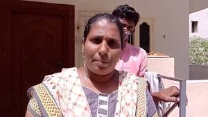  கணவனுக்கு 3வது திருமணம்.. மீட்டுத் தரக்கோரி மாமியார் வீட்டில் மனைவி தர்ணா