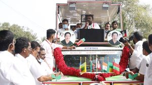 மோடி நிகழ்ச்சிக்கு சென்ற போது விபத்து : எஸ்.பி வேலுமணி, சபாநாயகர் தனபால் பாதுகாப்பு வாகனங்கள் சேதம் 
