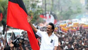  கொங்கில் தட்டி தூக்கும் அதிமுக.. விடாமல் துரத்தும் திமுக.. 10ல் செம போட்டி.. தந்தி டிவி சர்வே 
