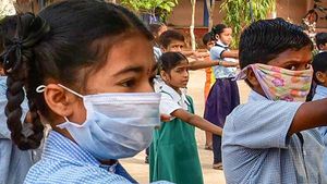 தஞ்சையில் ஆசிரியர், மாணவர்களுக்கு கொரோனா- பள்ளிகளுக்கு அதிரடி அபராதம் விதிப்பு 