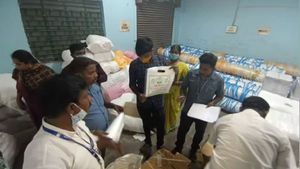 திருமங்கலத்தில் ரூ.30 லட்சம் பரிசுப்பொருட்கள் பறிமுதல்... அமைச்சர் ஆர் பி. உதயகுமார் விளக்கம்! 