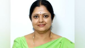 அந்த 20,000 குடும்பங்கள்.. திமுக ஓட்டை பிரிக்கும் உமாதேவி.. இறங்கி வேலை செய்தால் அதிமுக தலைதப்பும்? 
